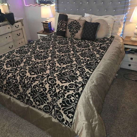 Vintage Black Gold Damask Comforter Set w/ Bed Skirt & 3 Decorative Pillows - Picture 1 of 6